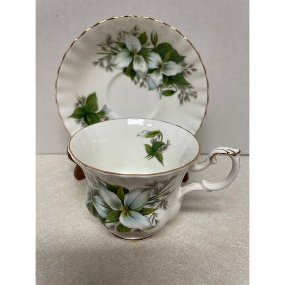 Royal Albert Trillium Tea Cup And Saucer Bone China England - Picture 1 of 10